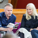 Litteraturtoget 2015: Kronprinsessen lytter til Tore Renberg som leser fra sin bok "Mannen som elsket Yngve" på biblioteket i Oppdal. Foto: Heiko Junge / NTB scanpix